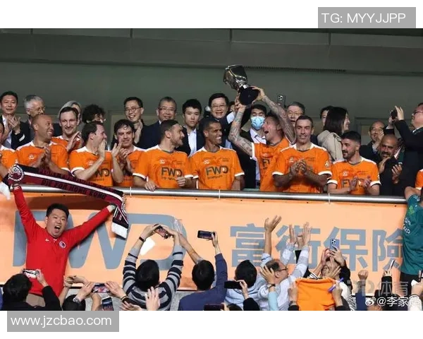 球星温情赠送签名球衣与足球引发球迷热烈互动与感动时刻