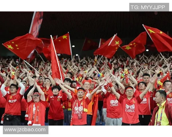 足球明星归来球迷热情接机现场氛围火爆粉丝疯狂互动场面感人