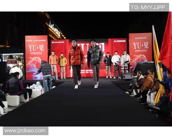 足球明星闪耀时尚舞台，精彩走秀展现运动与潮流完美融合